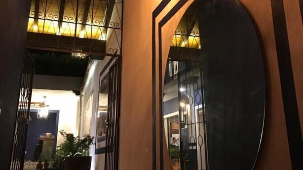 Una escalera con escalones de madera y un candelabro.