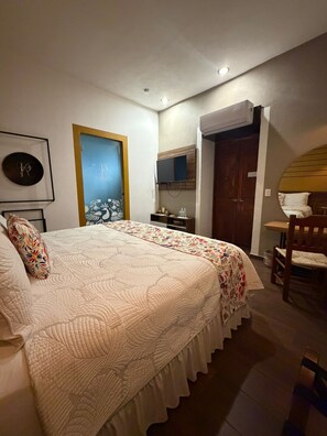Superior Room, 1 King Bed, Accessible, Ground Floor | Premium bedding, down duvets, desk, laptop workspace - Paseo Real Hotel Boutique (Uruapan)