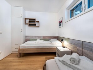 2 bedrooms, desk, WiFi