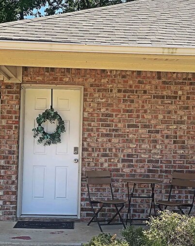 Cozy, clean and lovely 1 bedroom apartment with full  kitchen. Pet friendly!