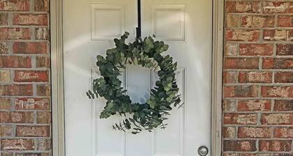 Cozy, clean and lovely 1 bedroom apartment with full kitchen. Pet friendly!