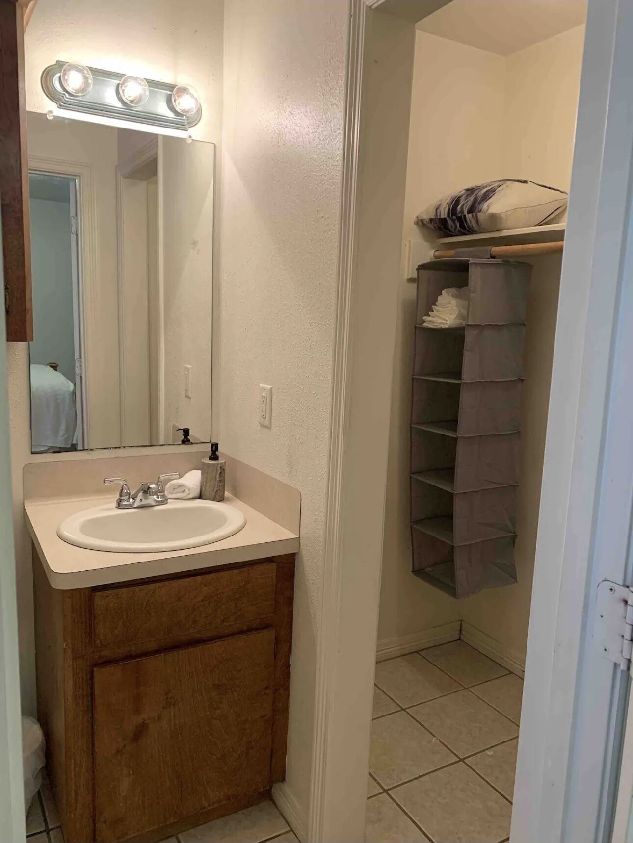 吹风机、毛巾、肥皂、卫生纸