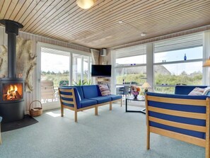 Fernseher, Kamin, DVD-Player