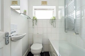 Shower, hair dryer, towels, soap - Lovely 3-bed 20 minutes to Central London (London)