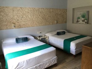 4 dormitorios, tabla de planchar con plancha, cuna de viaje