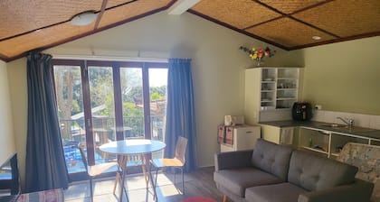 Romantic Studio 10min walk to Onetangi beach 