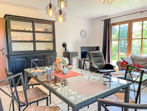 Fernseher, Kamin, Tischfußball