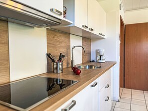 Geladeira, fogão, torradeira, cadeirão de bebê