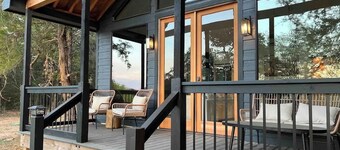Relaxing Ranch Stay: Modern Comforts & Friendly Animals