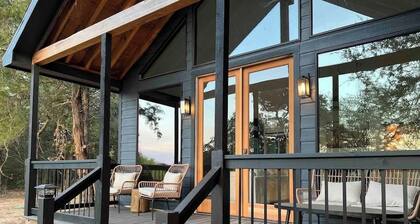 Relaxing Ranch Stay: Modern Comforts & Friendly Animals