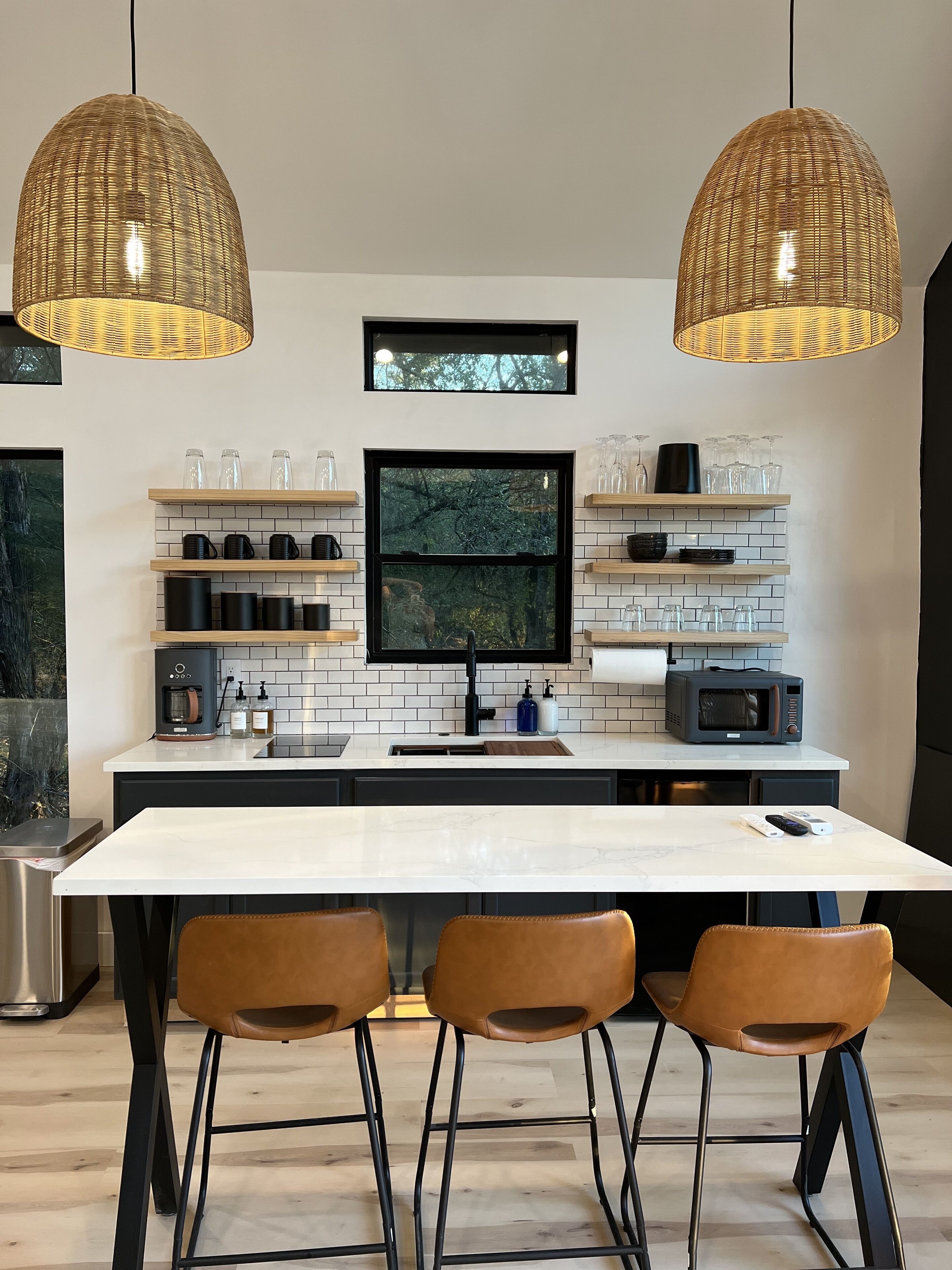 Frigorifero, microonde, piano cottura, macchina per tè/caffè