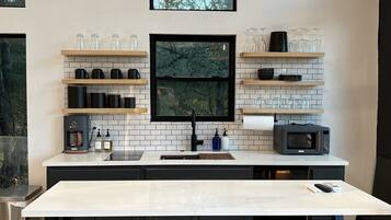 Réfrigérateur, micro-ondes, plaque de cuisson, cafetiÚre/bouilloire