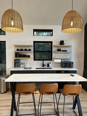 Kjøleskap, mikrobølgeovn, kokeplater og kaffetrakter/tekoker