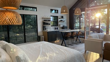 1 habitación, tabla de planchar con plancha y cuna de viaje