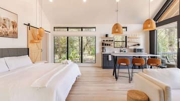 Iron/ironing board, travel crib, free WiFi, bed sheets