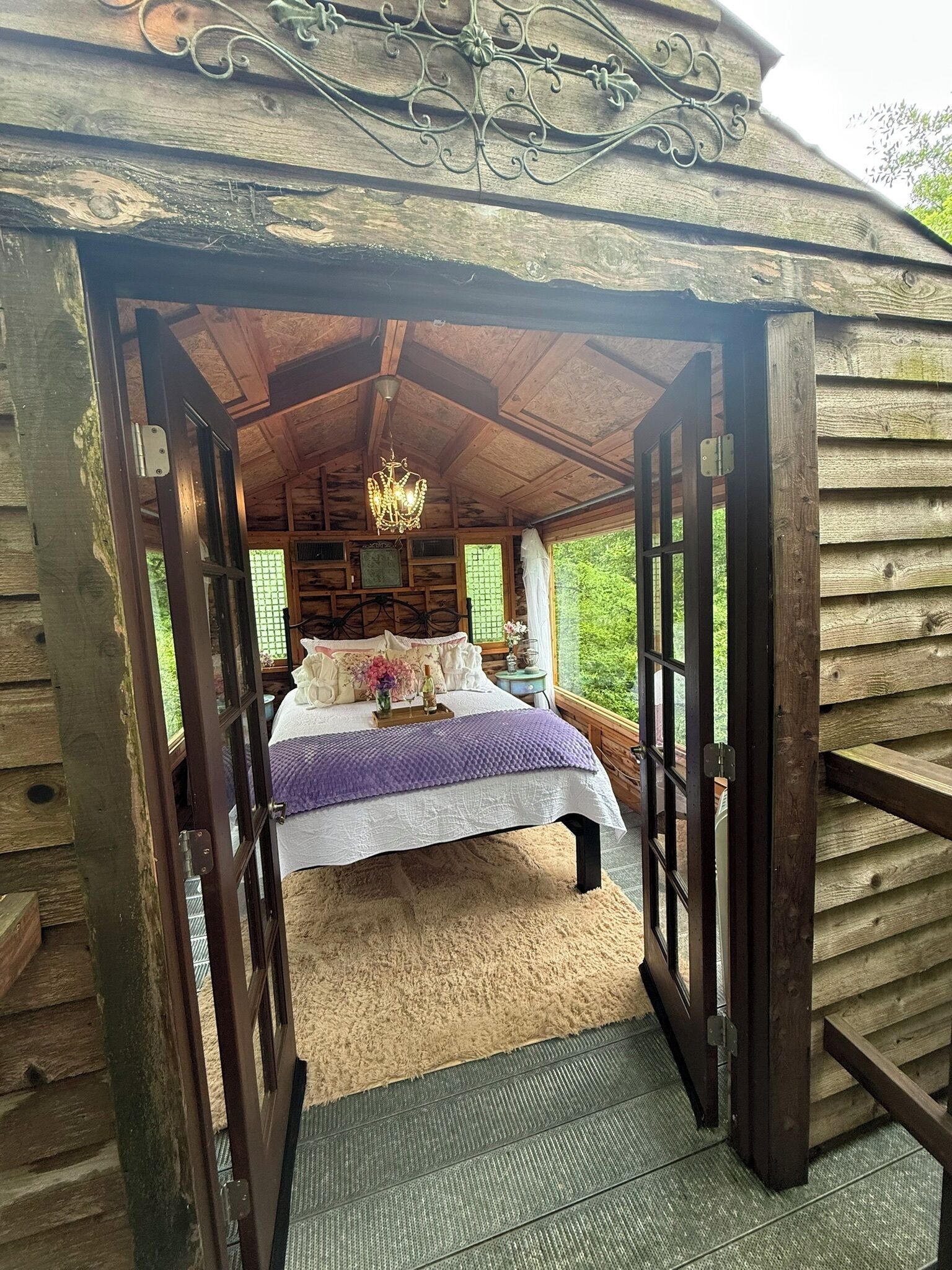 3 habitaciones, cuna de viaje y ropa de cama 