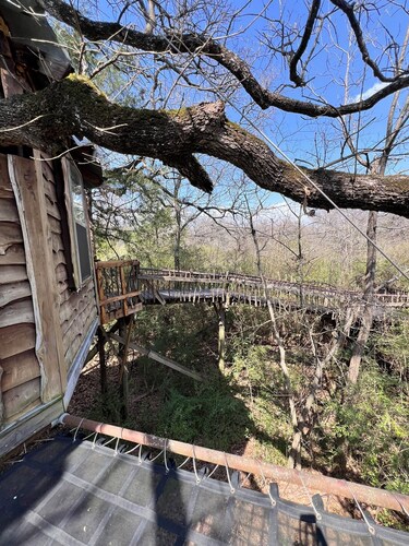 Relax amongst the trees in this beautiful romantic treehouse