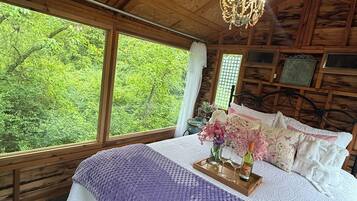 3 bedrooms, travel crib, bed sheets