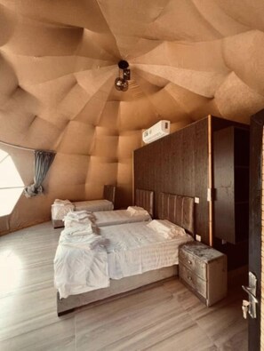 Habitación triple Deluxe | 1 dormitorio, caja fuerte, wifi gratis y ropa de cama