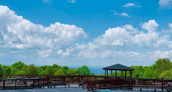 Terrace/patio - Riley's Retreat - Resort Pool/HotTub/Ski/Sled/Tube (Beech Mountain)