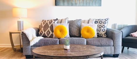 Smart-TV, Kamin, Tischtennisplatte, Bücher