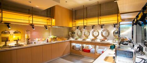 Una cocina moderna con armarios de madera, electrodomésticos de acero inoxidable y una barra desayunadora.