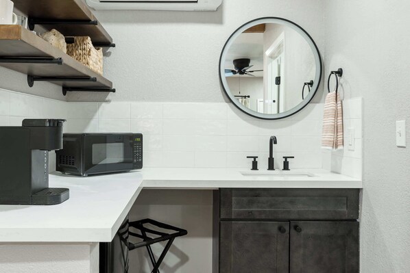 Interior - Moro RM3 Sequoia Motel- AC, Pool, WiFi, 10min SNP (Three Rivers)