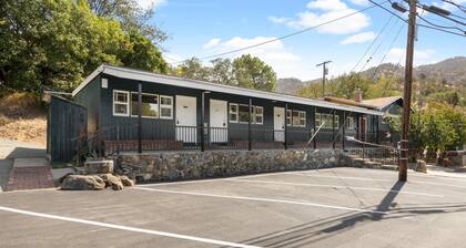The Whitney Room 7 Sequoia Motel - Mins to Park!