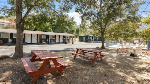 The Whitney Room 7 Sequoia Motel - Mins to Park!