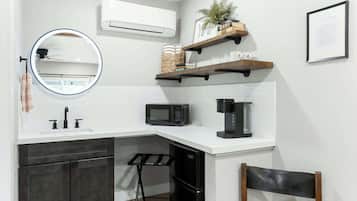 Wasserkocher mit Kaffee-/Teezubehör, Kühlschrank, Mikrowelle