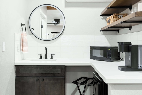 Interior - Heather RM4 Sequoia Motel AC, WiFi, Pool (Three Rivers)