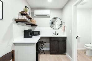 Shower, hair dryer, towels - The Rae Sequoia Motel RM5 (Three Rivers)