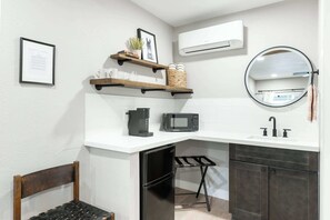 Microwave, coffee/tea maker - The Rae Sequoia Motel RM5 (Three Rivers)