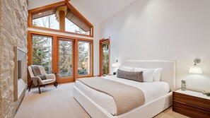 5 bedrooms, iron/ironing board, WiFi, bed sheets - Mountain chalet w/ hot tub & ski access (Whistler)