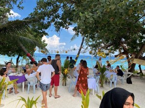 含每日吃到飽自助式早餐