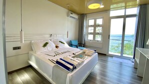 Dobbelt- eller tomannsrom – deluxe | Utsikt mot strand/hav