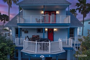 Outdoor dining - Pool & Hot Tub, Game Room with Pool Table, Walk to Beach and Restaurants, New Service Team (117 E. Aries South Padre Island)