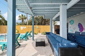 Outdoor dining - Seabreeze Serenity: Pool & Hot Tub, Game Room Table, Walk to Beach and Restaurants, Recent Remodel (117 E. Aries South Padre Island)