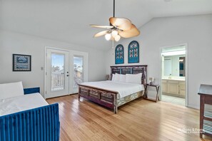 4 bedrooms, desk, iron/ironing board, free WiFi - Pool & Hot Tub, Game Room with Pool Table, Walk to Beach and Restaurants, New Service Team (117 E. Aries South Padre Island)