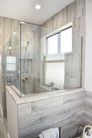 Dusche, Haartrockner, Handtücher, Seife