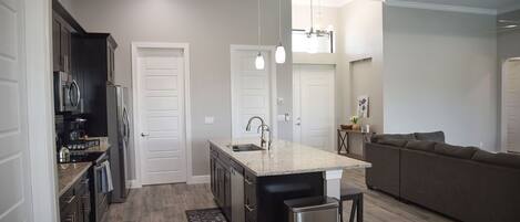 Geladeira, micro-ondas, fogão, lava-louças