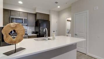 Fridge, microwave, stovetop, dishwasher