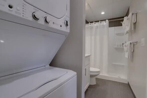Bathtub, hair dryer, towels - Sojourn | Courtland Towers | 1 BR w/Bocci Ball Court (Arlington)