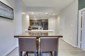 Een koelkast, een microgolfoven, een kookplaat, een vaatwasser