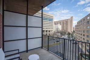 Property grounds - Sojourn | Courtland Towers | 1 BR w/Pickleball Court (Arlington)