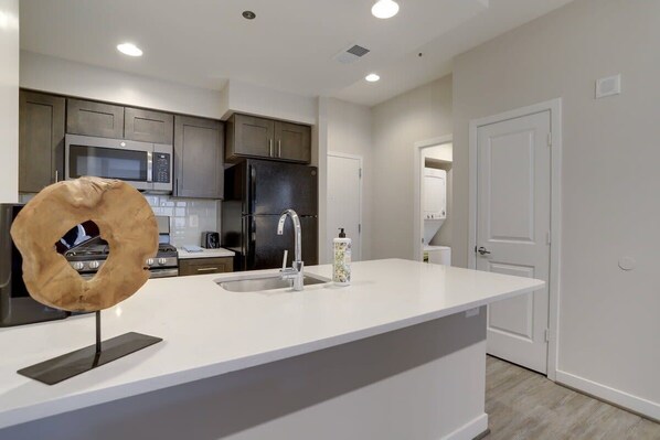 Fridge, microwave, stovetop, dishwasher