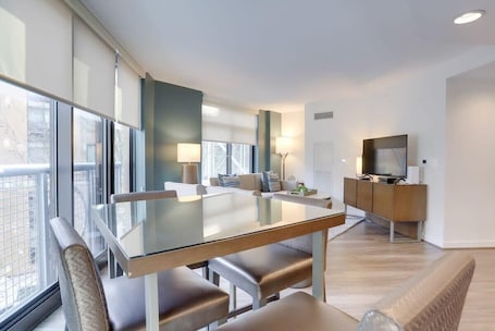 お食事. Sojourn | VA Square | 2 BR
