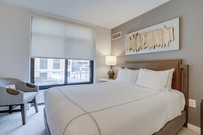 2 bedrooms, iron/ironing board, travel cot, WiFi - Sojourn | VA Square | 2 BR (Arlington)