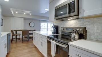 Een koelkast, een magnetron, een oven, een kookplaat