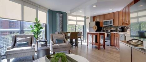 Een koelkast, een magnetron, een oven, een kookplaat